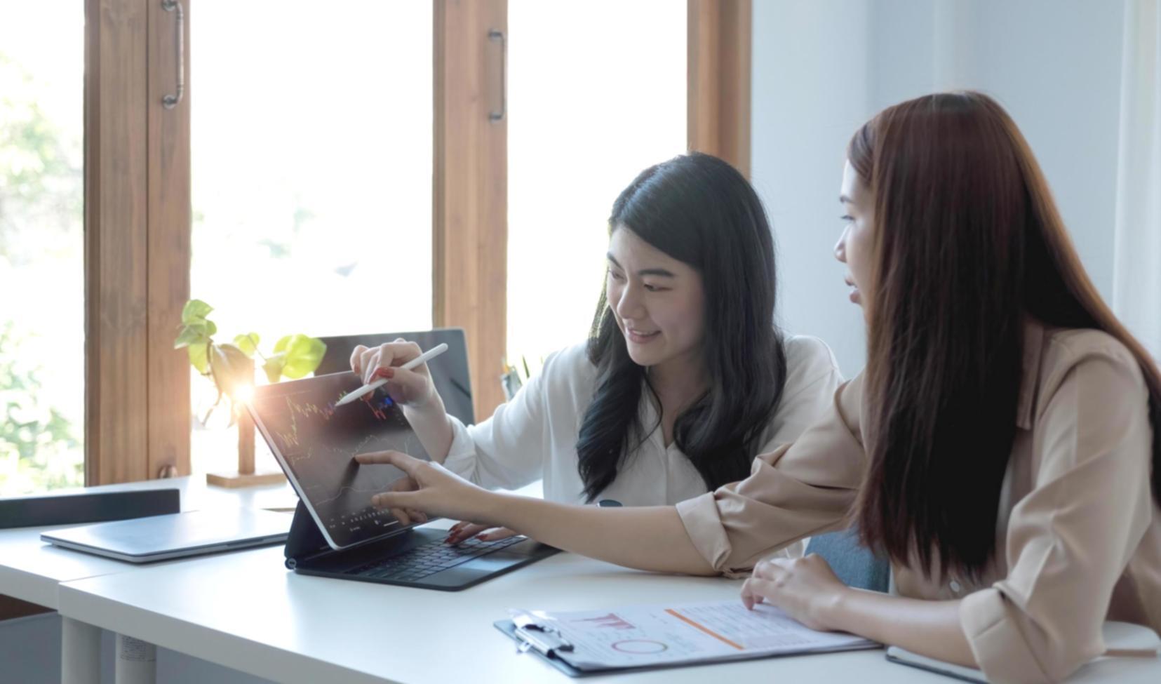 Financial learning environment with interactive tools